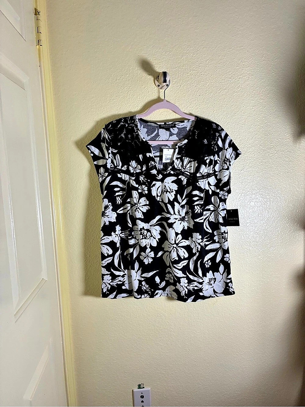NWT Absolutely Famous Floral Blouse in Black & White, Size Large